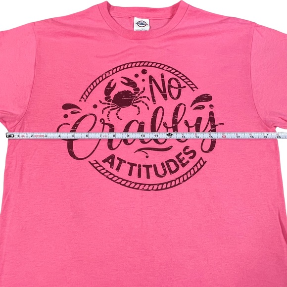Delta Pro Weight medium hot pink shirt w/funny quote “No Crabby Attitudes” NWOT - Picture 4 of 6